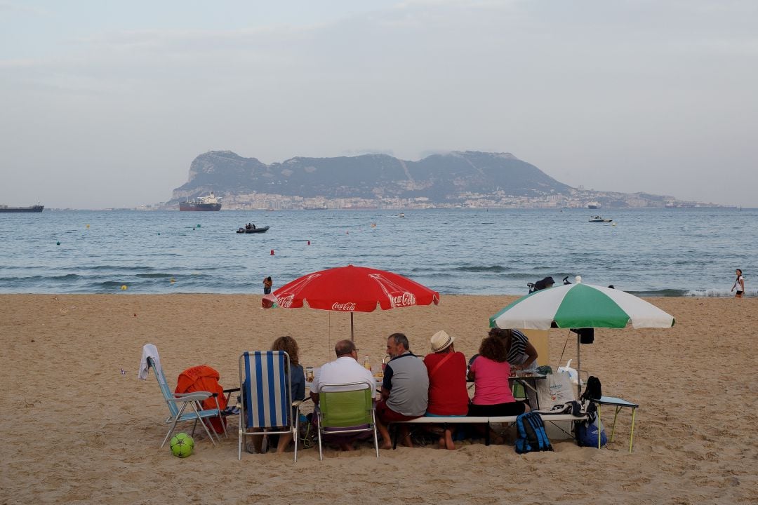 Varias personas en la playa del Rinconcillo, en Algeciras.