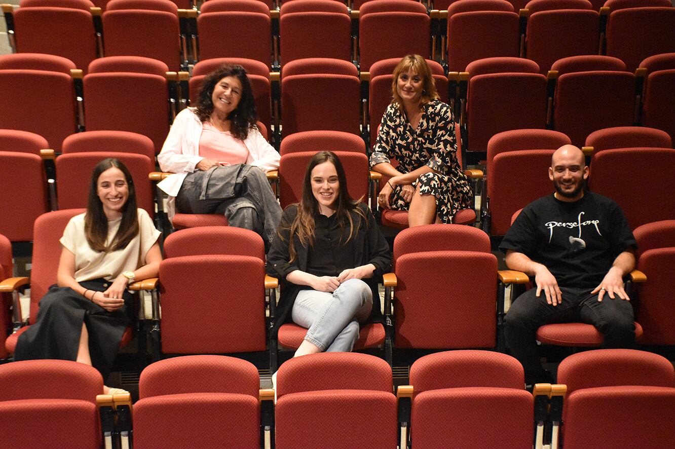 La directora de l'obra 'La Senyoreta', Mercè Canals, el director i actor de l'obra 'Bipolar', Jordi Troguet; la directora i actriu de l'obra 'Benvinguda a la realitat', Núria Montes, la cònsol menor d'Andorra la Vella, Olalla Losada, i la intèrpret da l'obra 'Això s'escony/ahhh?', Mònica Vega, al Teatre comunal d'Andorra la Vella.