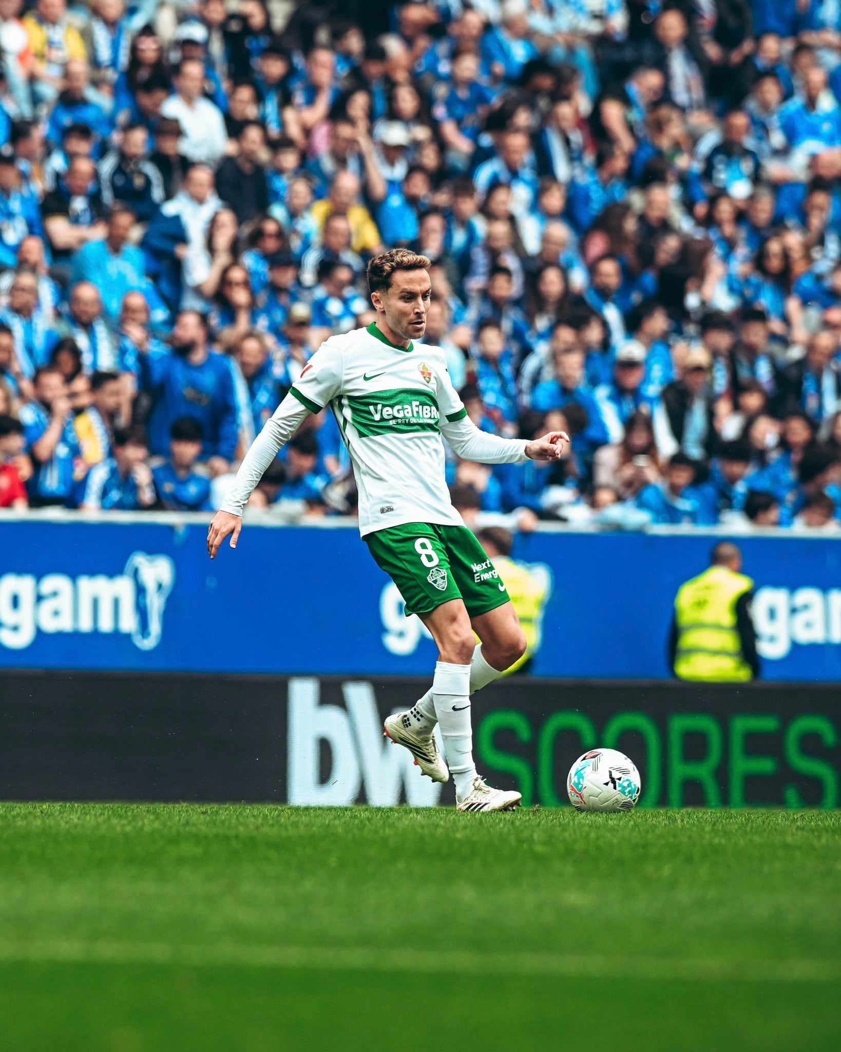 Marc Aguado durante una jugada del Real Oviedo-Elche CF.