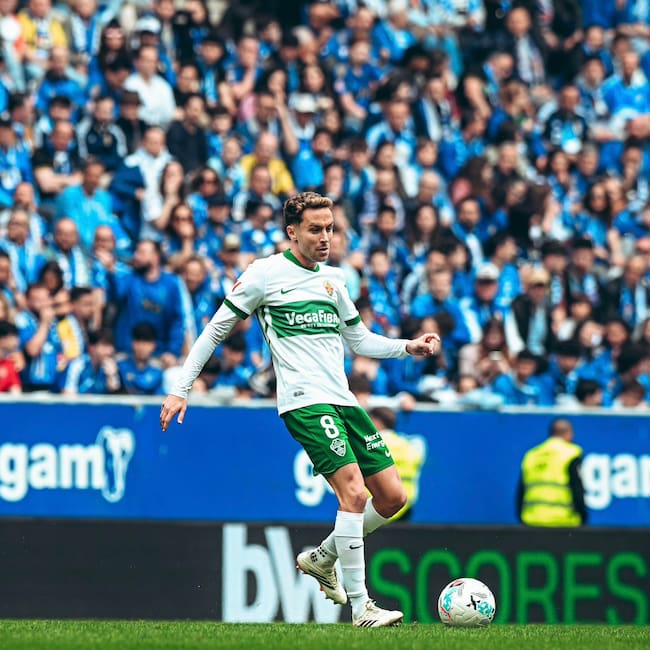 Marc Aguado durante una jugada del Real Oviedo-Elche CF.
