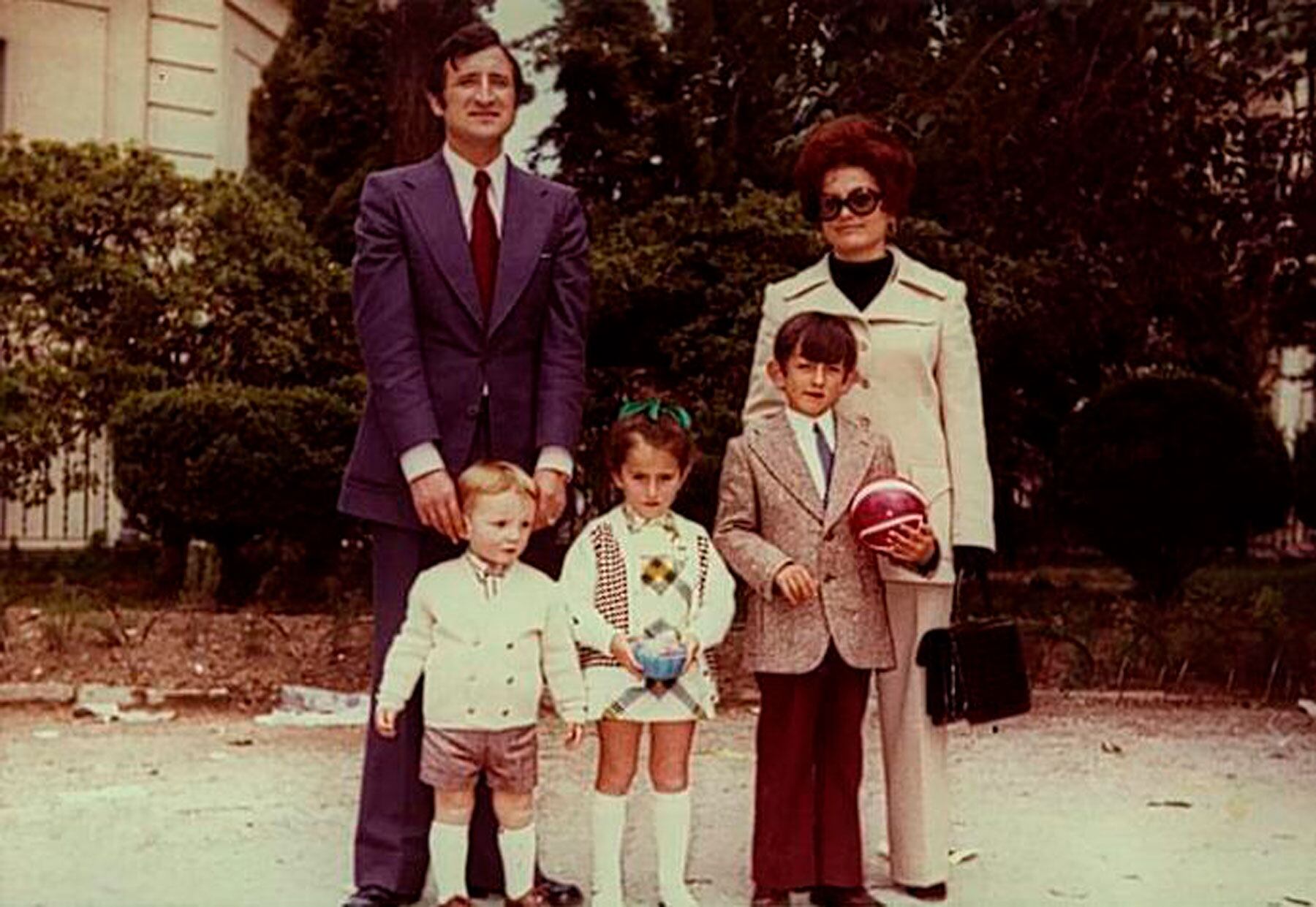 Imatge de Lionel Grau, junt a la seua dona i als seus tres fills de menuts