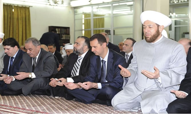 Al Assad durante el rezo en la mezquita de Al Hamd en Damasco