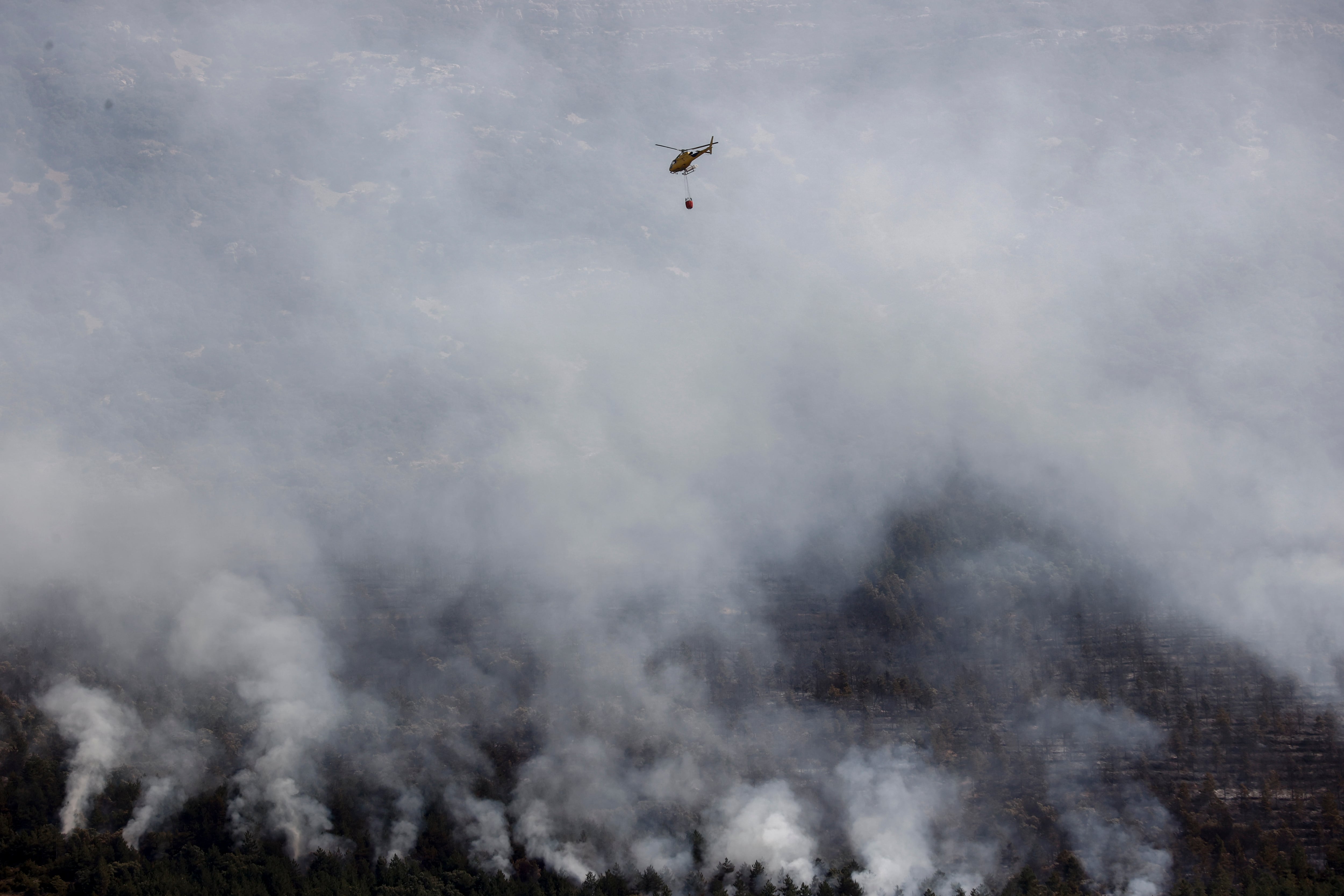 Un helicóptero trabaja en las labores de extinción del incendio en la Sierra de Leyre