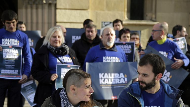 Los portavoces Alberto Matxain (d) y Garazi Autorhan (i), de la iniciativa "Kalera Kalera", la campaña de movilizaciones impulsada por expresos en apoyo a los reclusos de ETA, durante la conferencia de prensa que han ofrecido en Pamplona en donde han mo