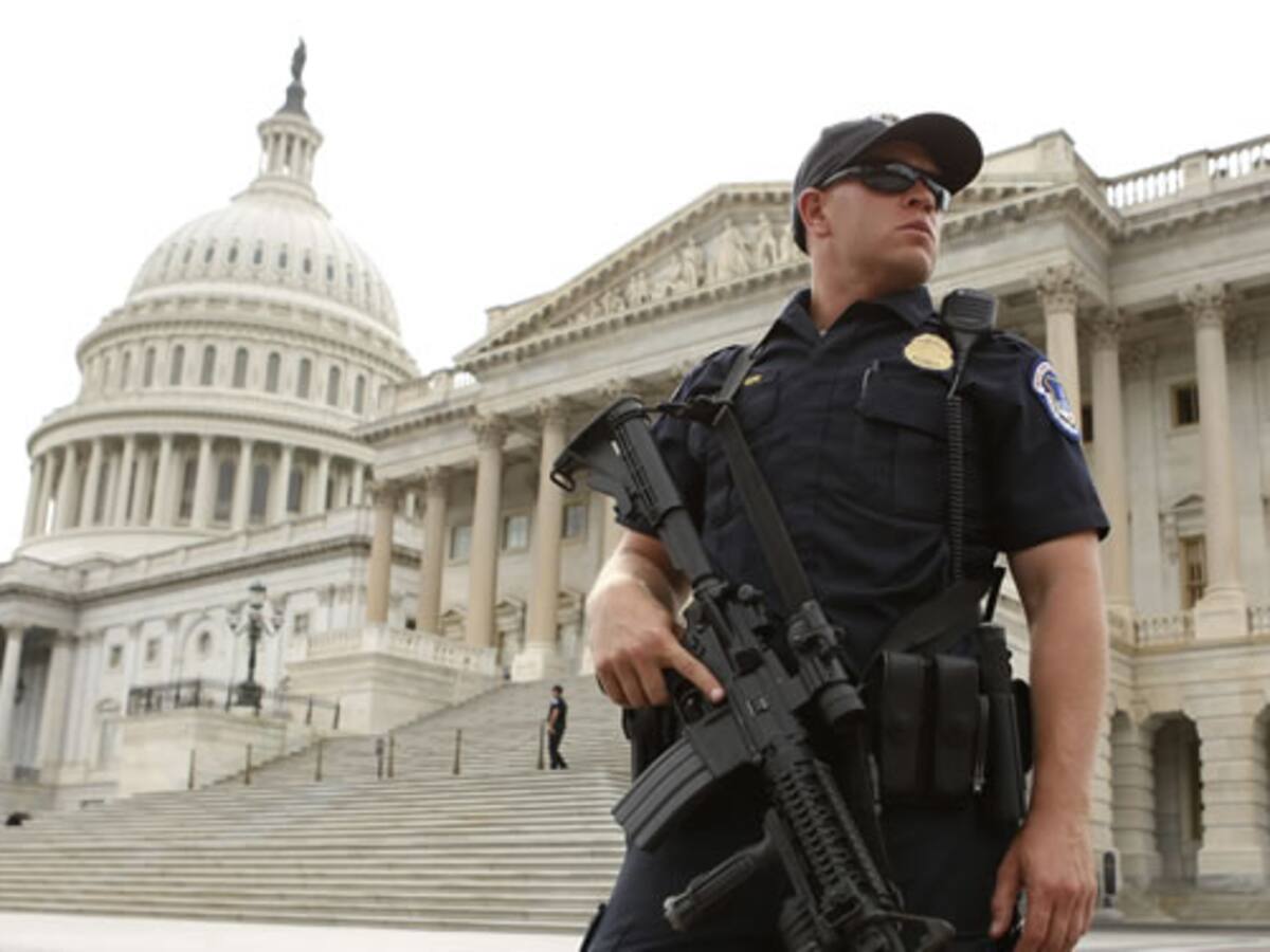 Un agente controla y vigila las inmediaciones del Capitolio