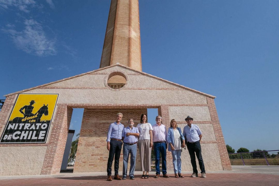 La alcaldesa de Gandia, Diana Morant; el concejal de Urbanismo, Josep Alandete; el gerente del hospital, Joaquín Miñana; y el consejero delegado, Rafael Juan, en frente de la chimenea industrial. 