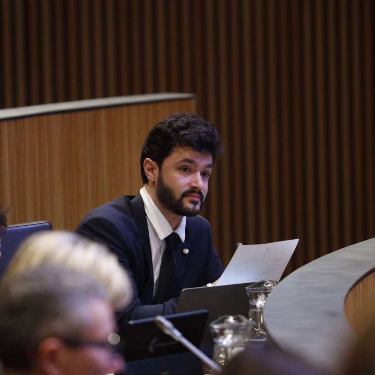 L'oposició al Consell avala apujar els salaris amb l'IPC però alerten que no comportarà un increment del poder adquisitiu