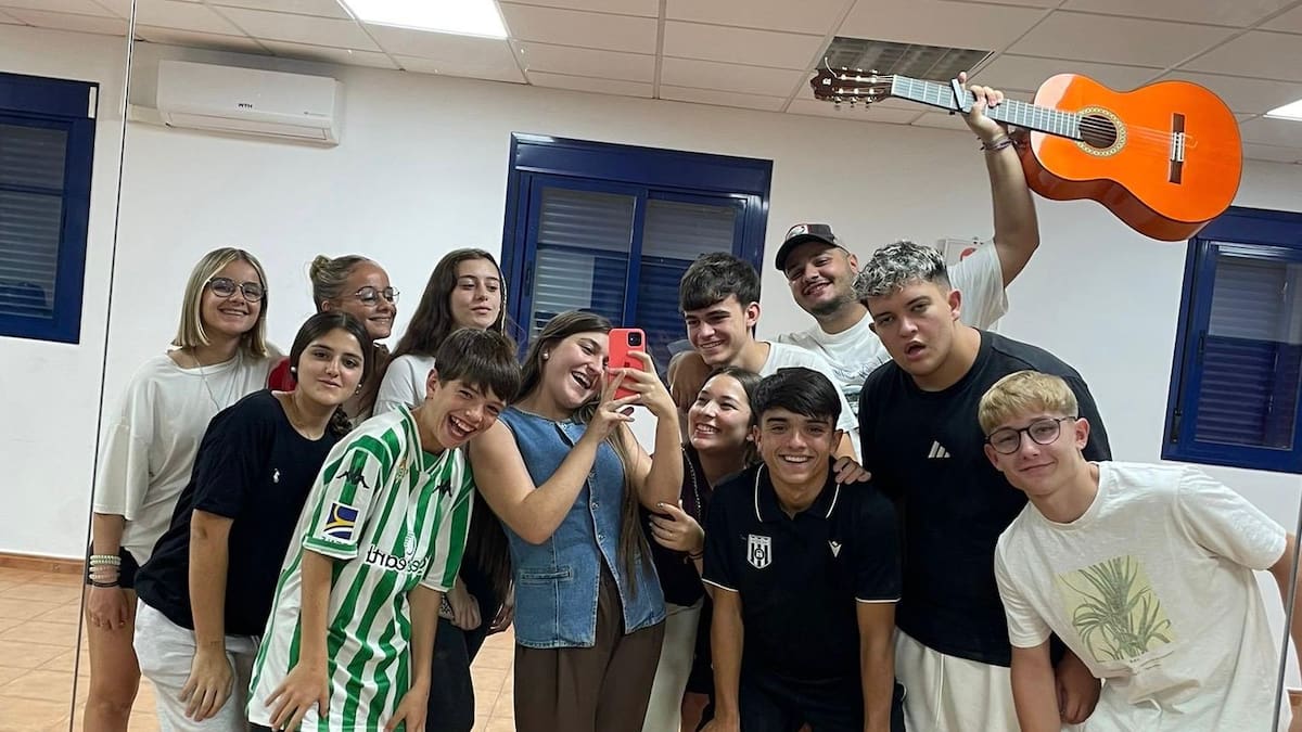 Así es la comparsa juvenil 'Las del patio'