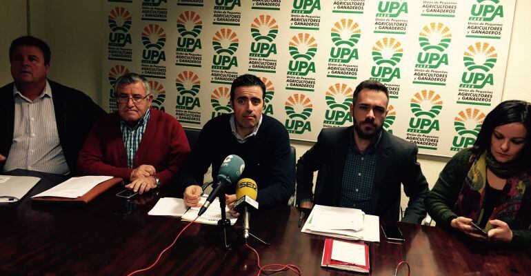 El secretario de UPA Jaén, Cristóbal Cano (centro), el diputado del PSOE, Felipe Sicilia a su derecha y, a su izquierda, el presidente de los regantes, Juan Criado.