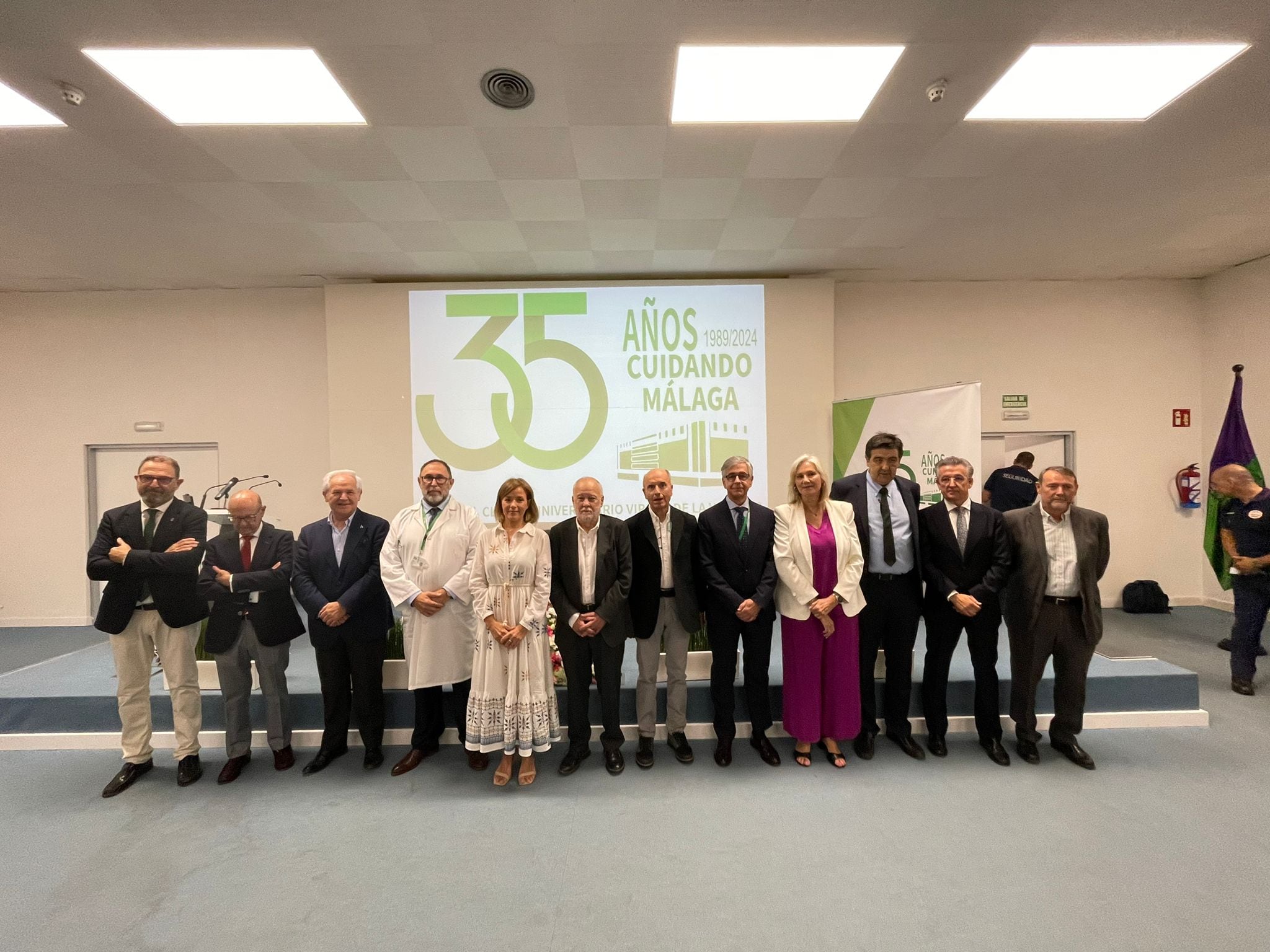 El  acto central del aniversario del hospital ha contado con la presencia y la participación de la directora gerente del Servicio Andaluz de Salud, Valle García, a quien ha  acompañado   el director gerente de este centro hospitalario, Jesús Fernández Galán, y el delegado territorial de Salud y Consumo, Carlos Bautista. Además, también han estado presentes la directora  general de personal del SAS, Carmen Bustamante, y del director de general de Gestión Económica del SAS, José Antonio Miranda.