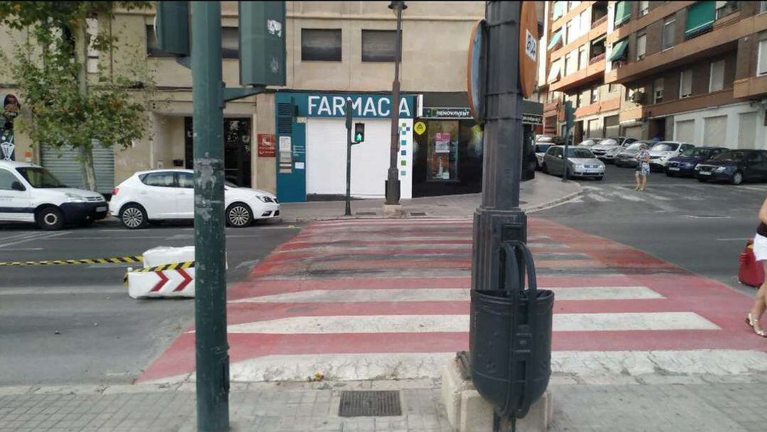 En la avenida Juan Gil Albert se mejorará el acceso a este paso de cebra con la reubicación de la farola.