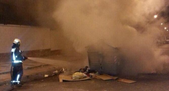 Bomberos apagan el fuego de un contenedor