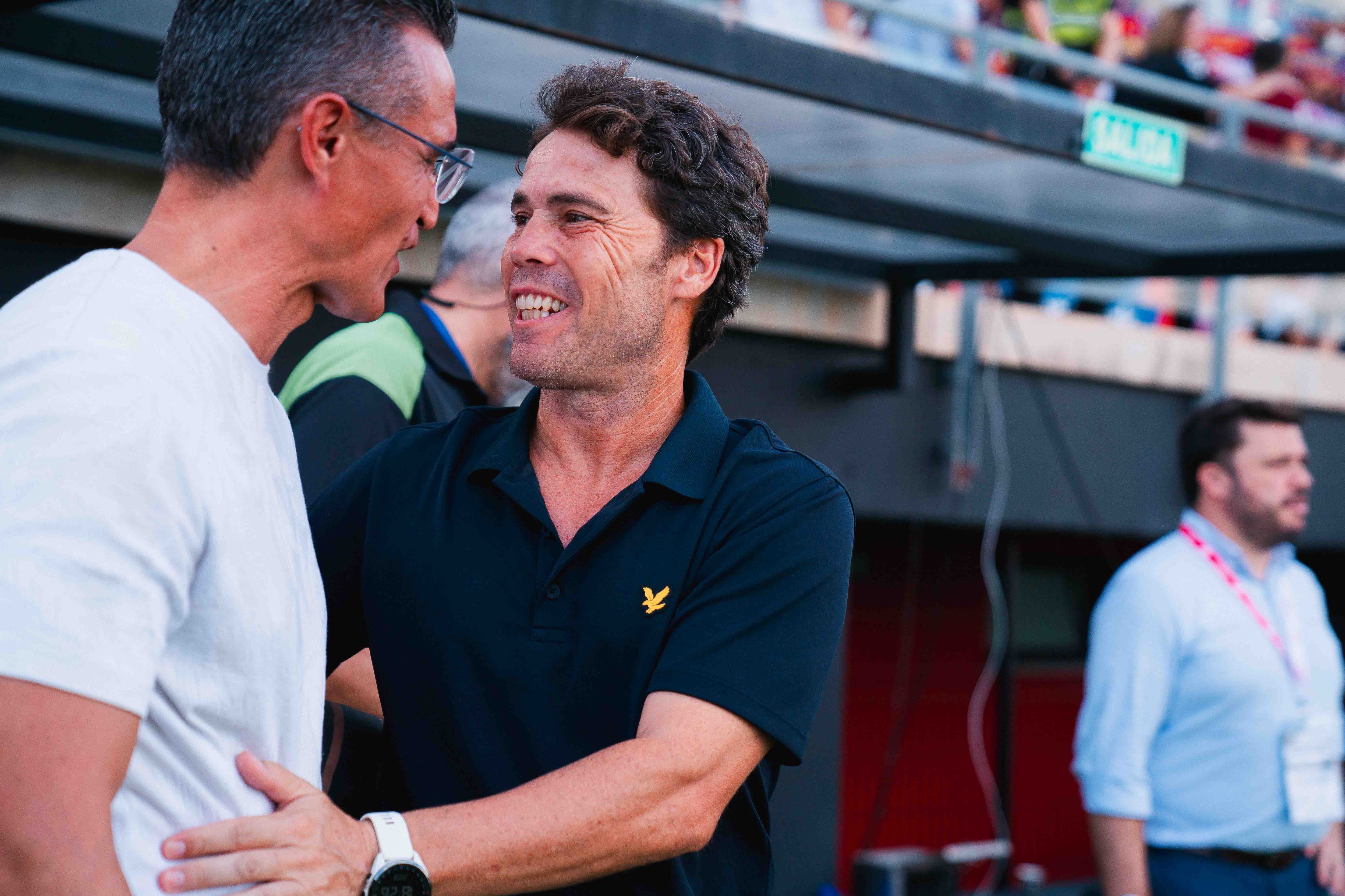Rubi saludando a Dani Ponz pocos minutos antes del inicio del partido en el Pepico Amat.