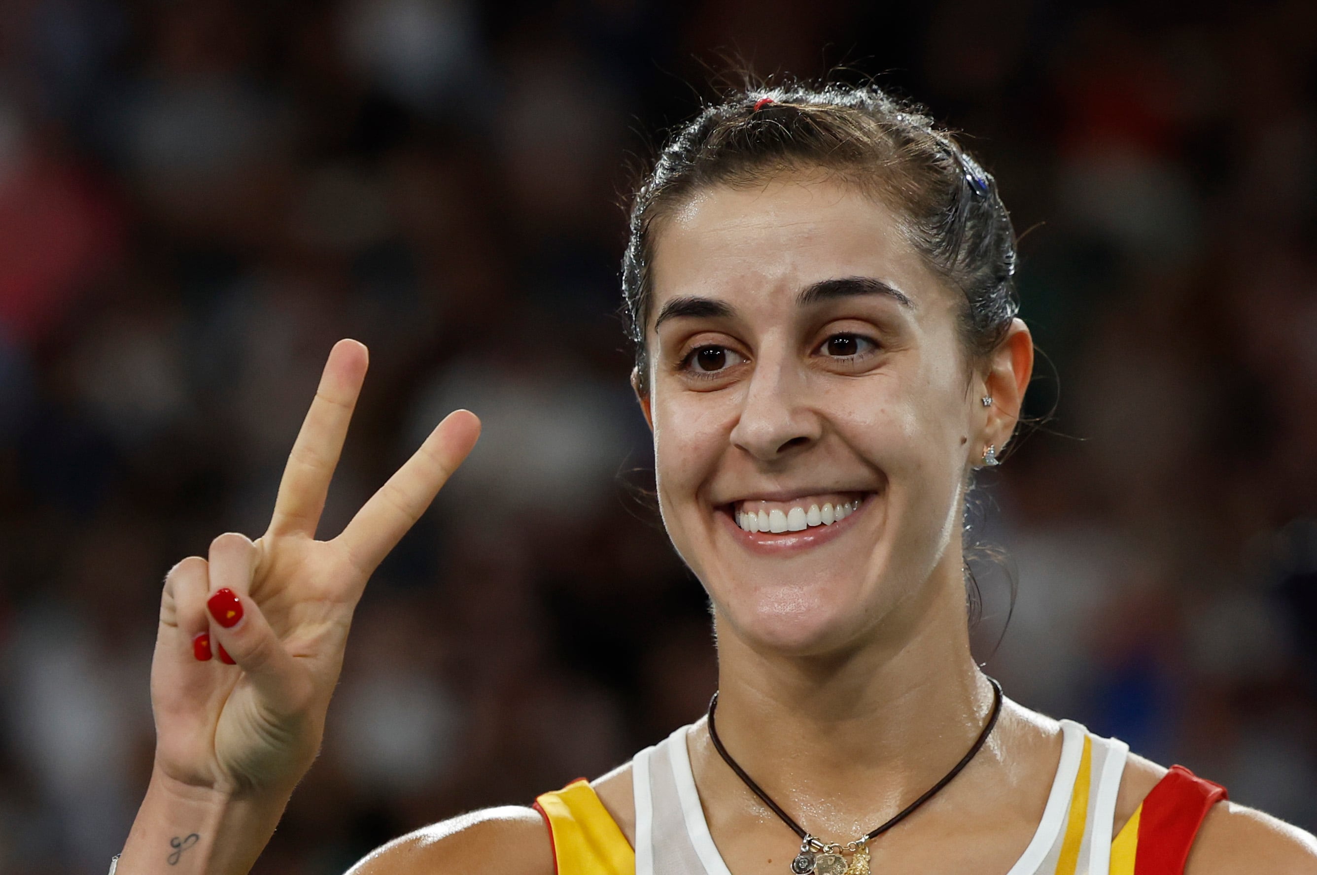 Carolina Marín celebra tras ganar a la suiza Jenjira Stadelmann en su partido de la fase de grupos