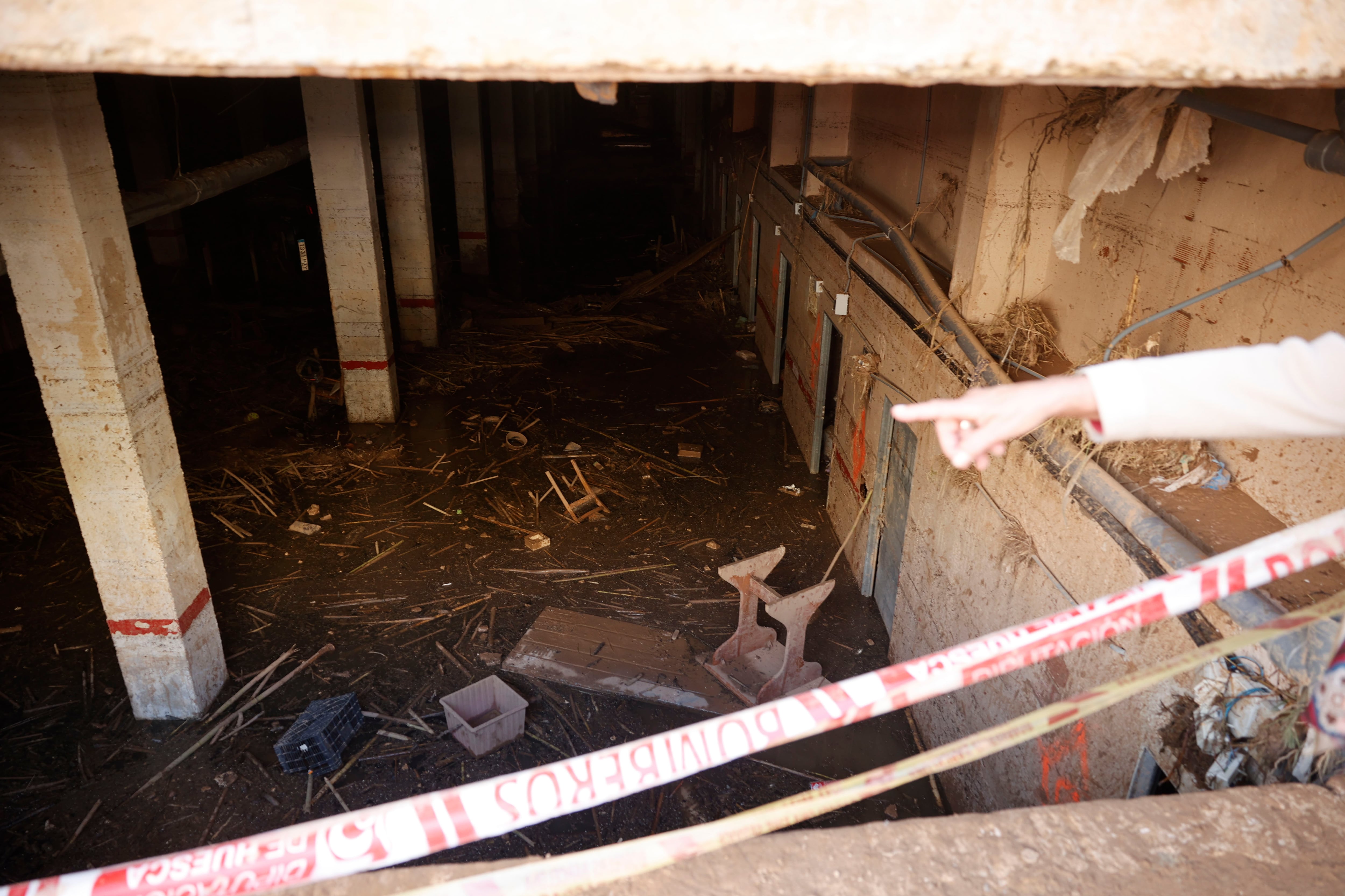 Un garaje anegado en la localidad valenciana de Catarroja, este martes.