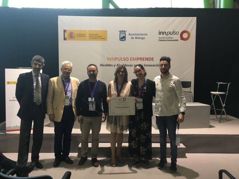 Promotores de #elterruño de El 51 de El Sol y la alcaldesa de Aranda reciben el reconocimiento a la mejor presentación de un proyecto innovador en el Encuentro de Alcaldes y Alcaldesas con la Innovación