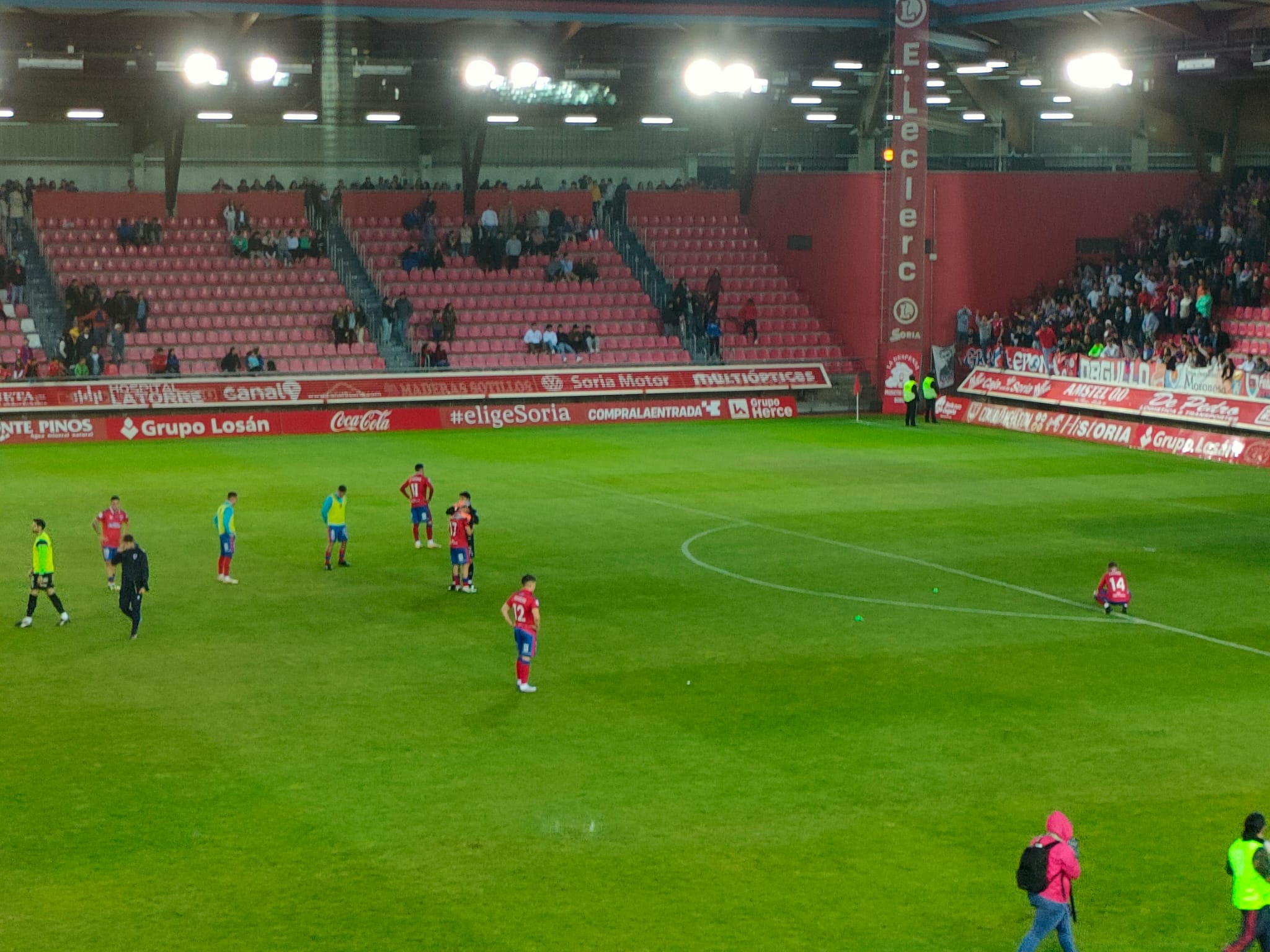 Los jugadores y la afición del Numancia, tras consumarse el descenso a Segunda RFEF, el pasado 27 de mayo.