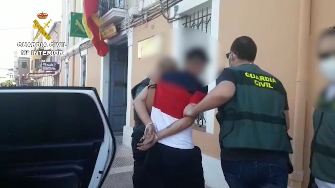 Uno de los dos detenidos en su traslado a dependencias de la Guardia Civil