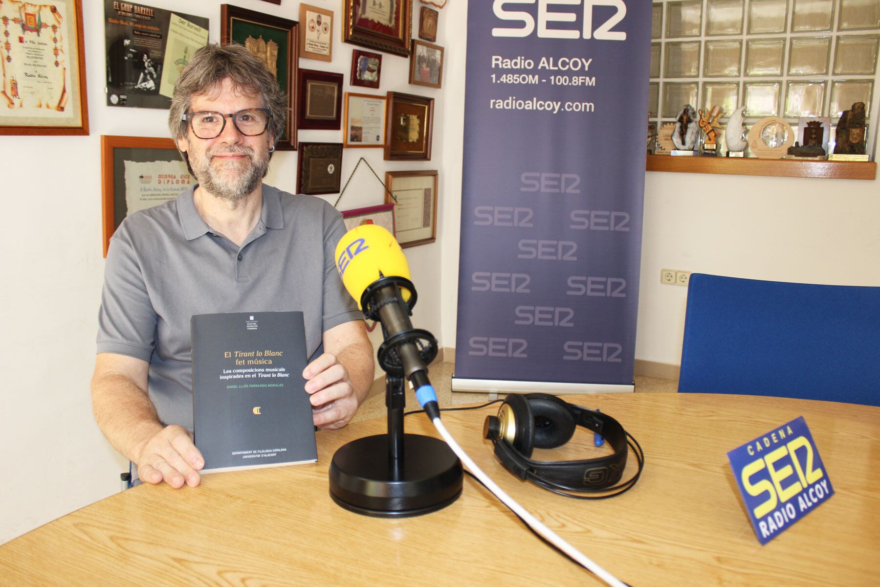 Àngel Lluís Ferrando amb un exemplar del seu llibre 'El Tirant lo Blanc fet música'