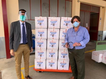 Rubén Alfaro con el responsable de Indaca