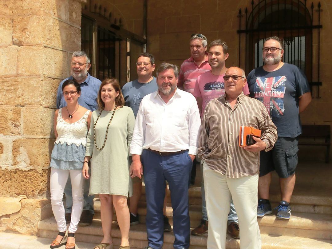 Los tres concejales electos de Compromís, con miembros del partido local y comarcal.