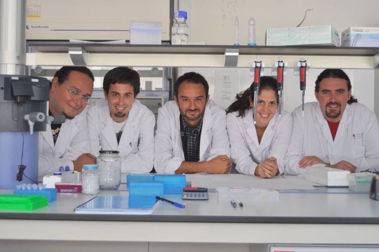 Alejandro Mira (en medio) junto a su equipo de investigación