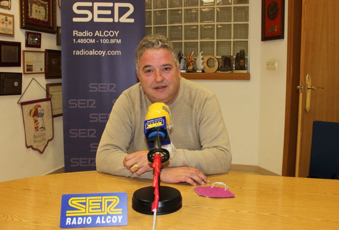 El alcalde murero Gabriel Tomás, esta semana, en el estudio central de Radio Alcoy