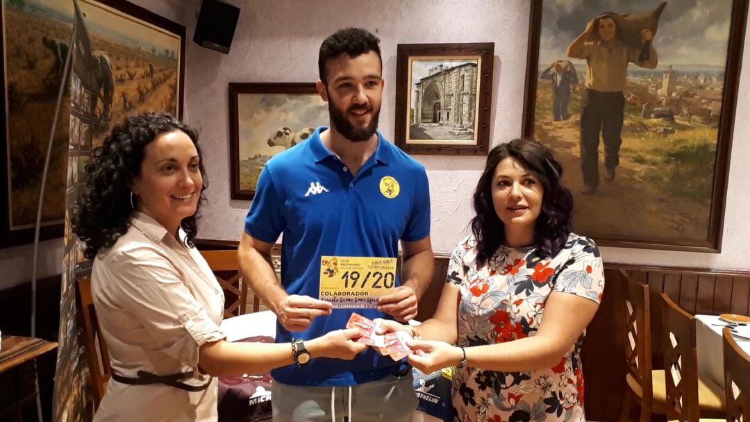 Kilian Ramírez en su presentación junto a Beatriz Zapataero del Lagar de Isilla (i) donde se ha realizado el acto.