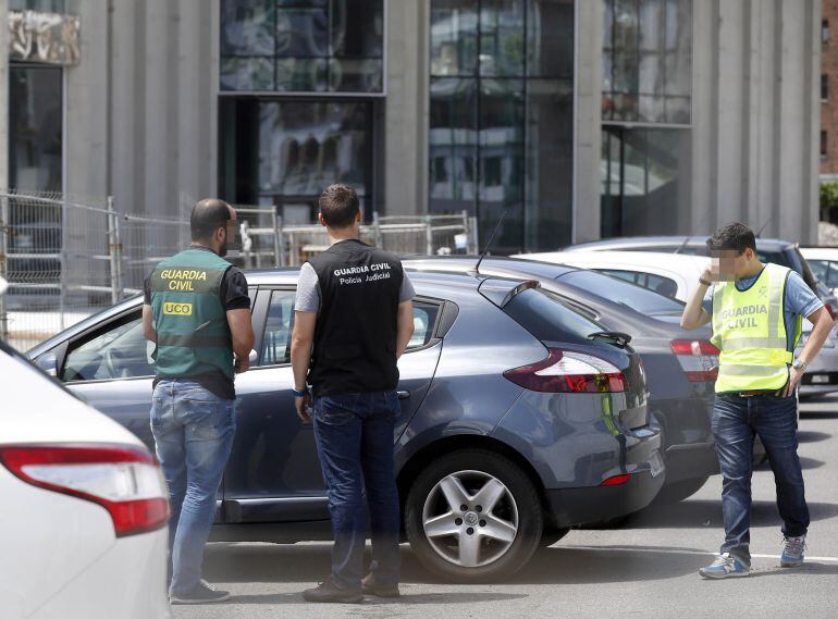 Algunos de los agentes de la Guardia Civil que han registrado este martes las instalaciones del puerto de Pasaia.