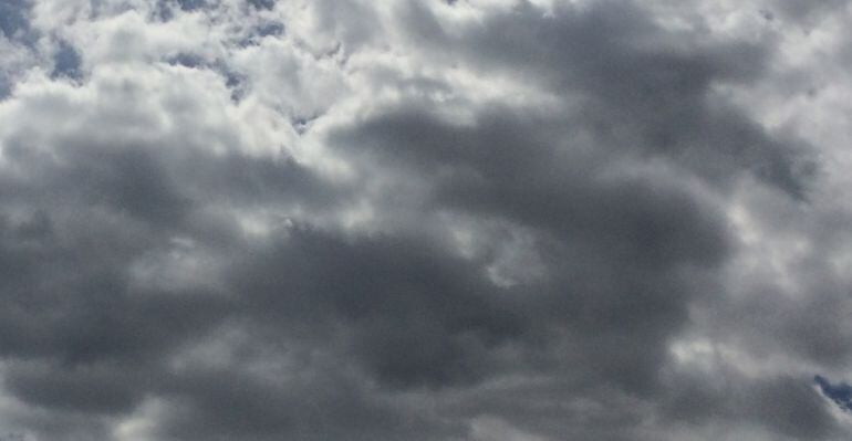 Hoy tendremos cielos cubiertos y se esperan lluvias en forma de tormenta, por la tarde