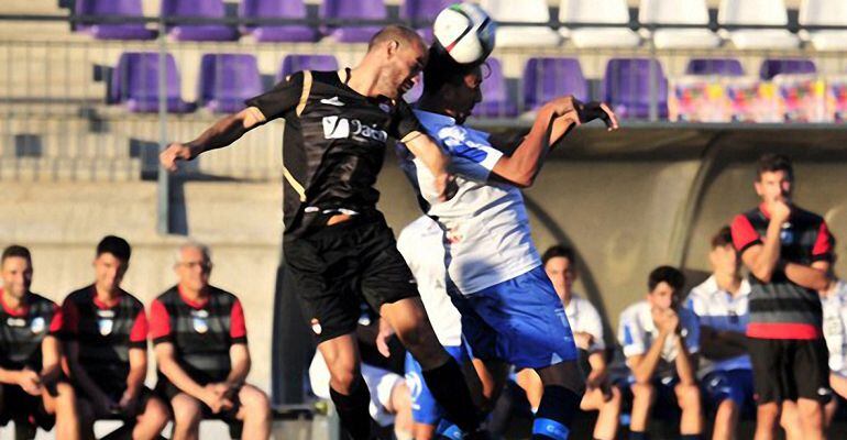 El jugador del Real Jaén, Óscar Quesada, durante el partido frente al Loja CD