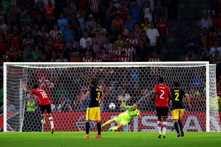 Momento en el que Jan Oblak, portero del Atlético de Madrid, detiene el penalti lanzado por Andres Guardado.