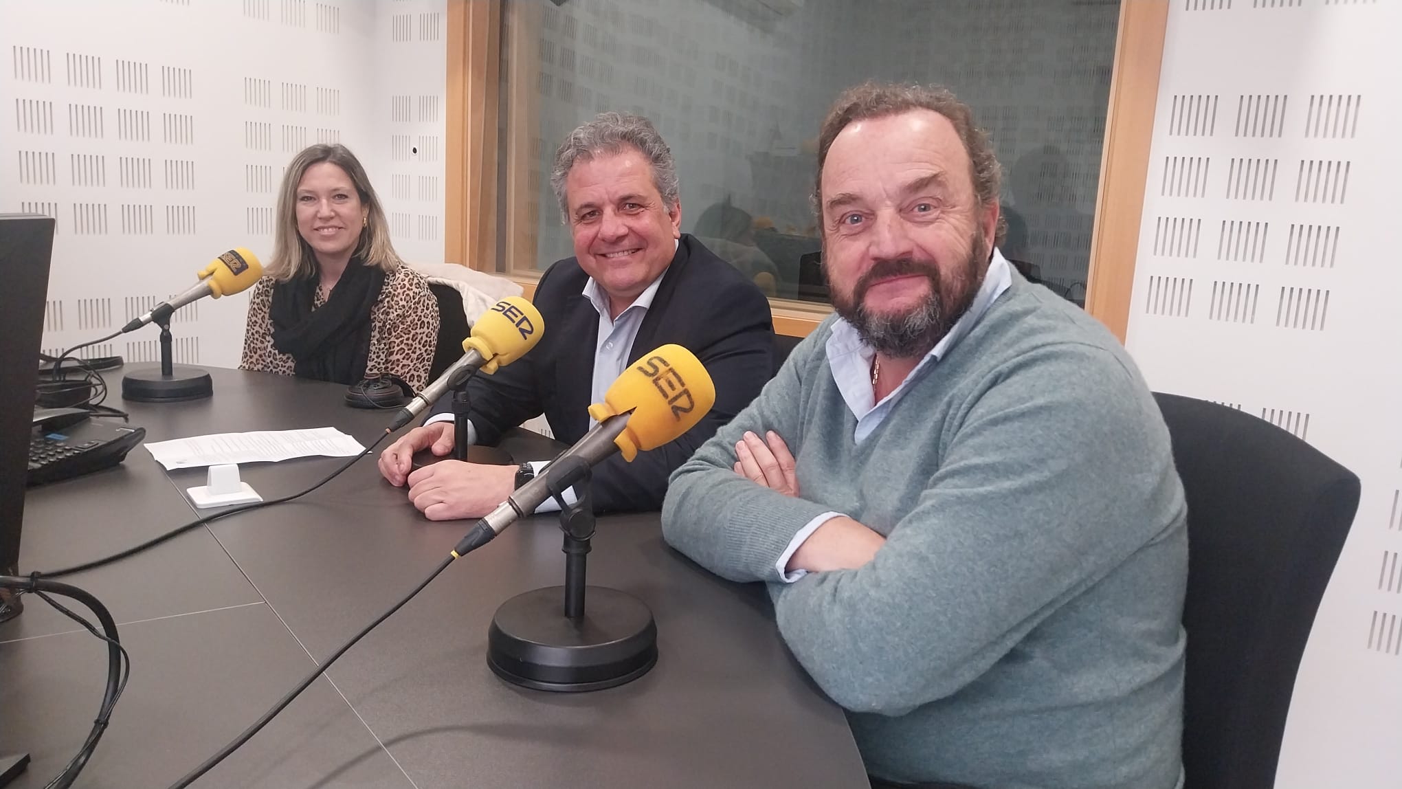 Ramon Jurado, alcalde de Parla, el director ejecutivo de Espirituosos España, Bosco Torremocha, y la edil de Salud, Nerea Ruiz