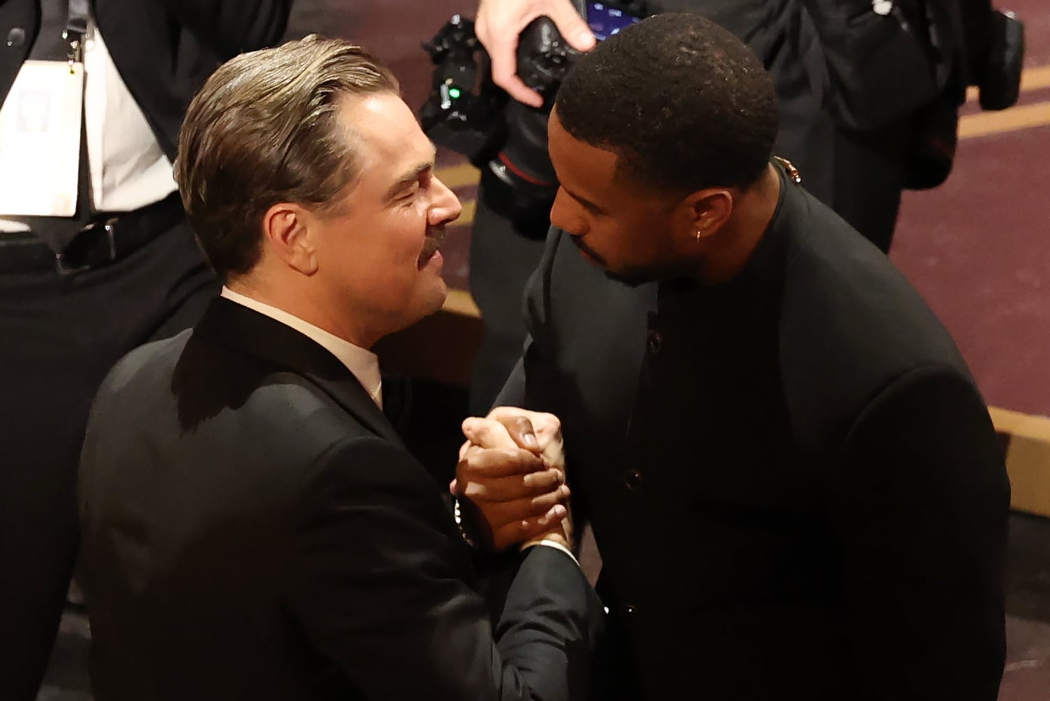 Leonardo DiCaprio y Michael B. Jordan en uno de sus múltiples saludos durante la ceremonia de los Oscar