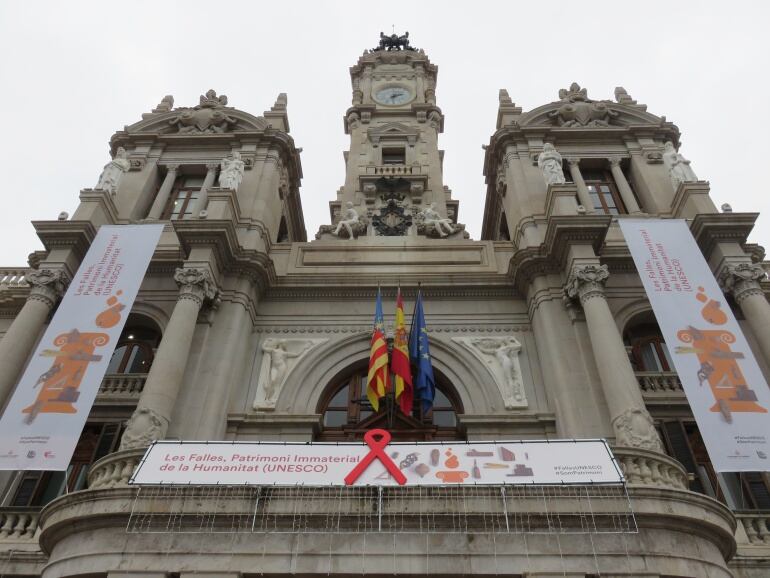 Fachada del Ayuntamiento de Valencia con las banderolas que se han instalado tras la declaración de las Fallas como Patrimonio de la Humanidad