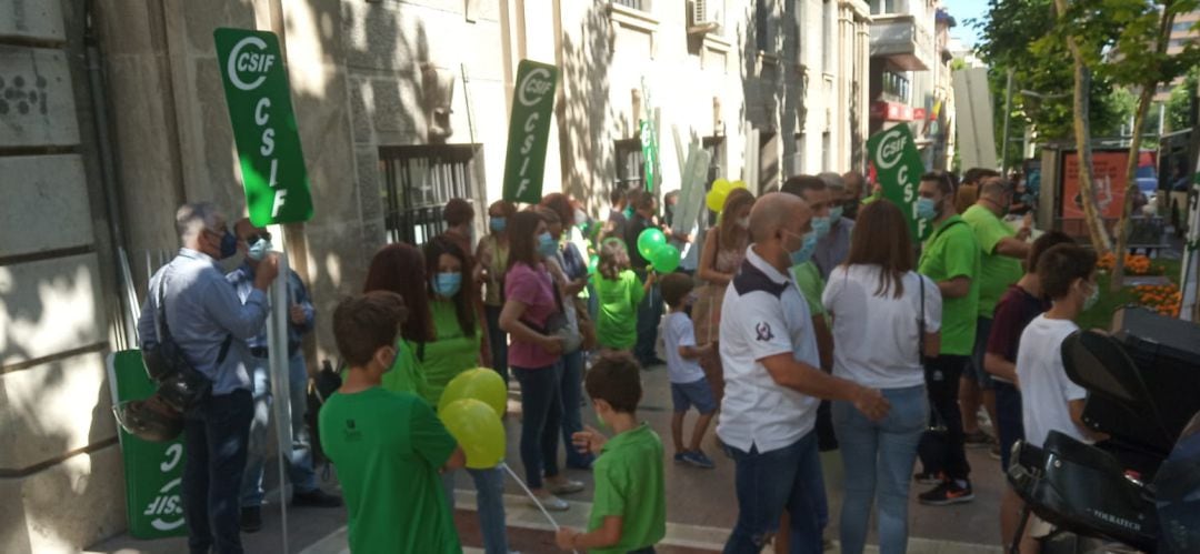 El sindicato CSIF protesta a las puertas de la delegación de Salud de la Junta de Andalucía.