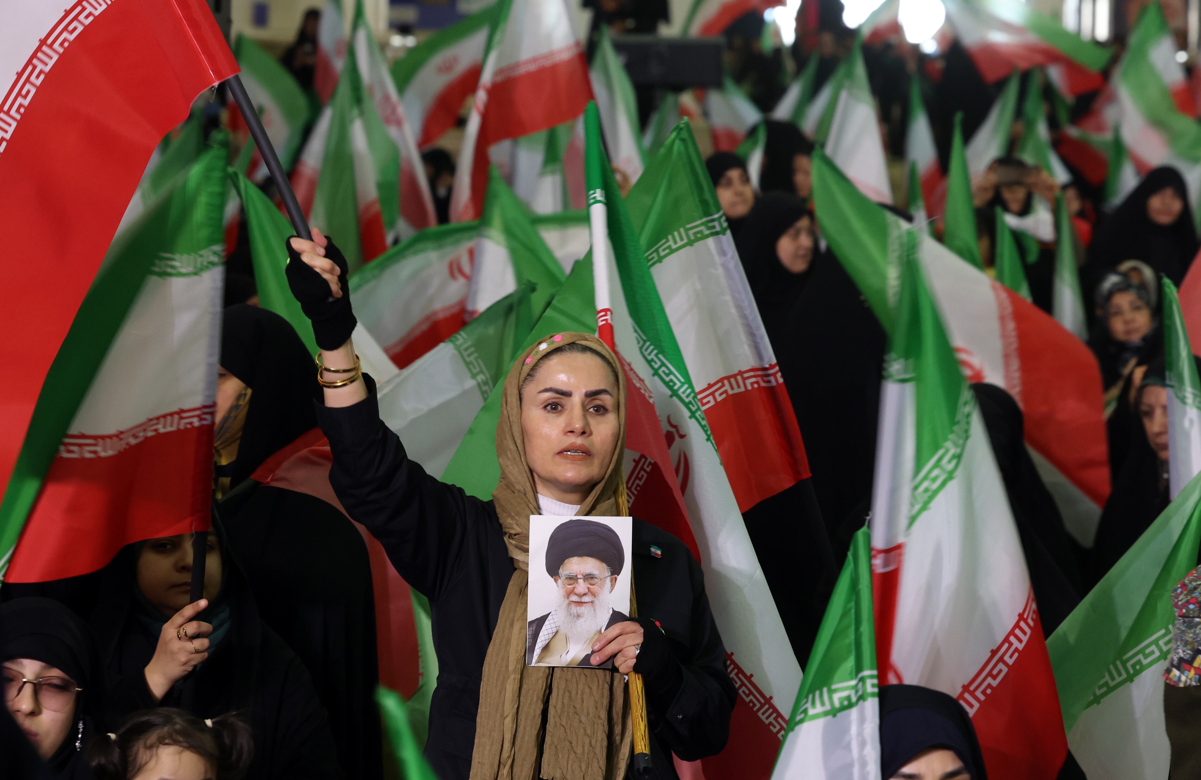 Una mujer sostiene una fotografía del Ayatolá Jamenei en una ceremonia por las víctimas de las protestas contra el régimen. 