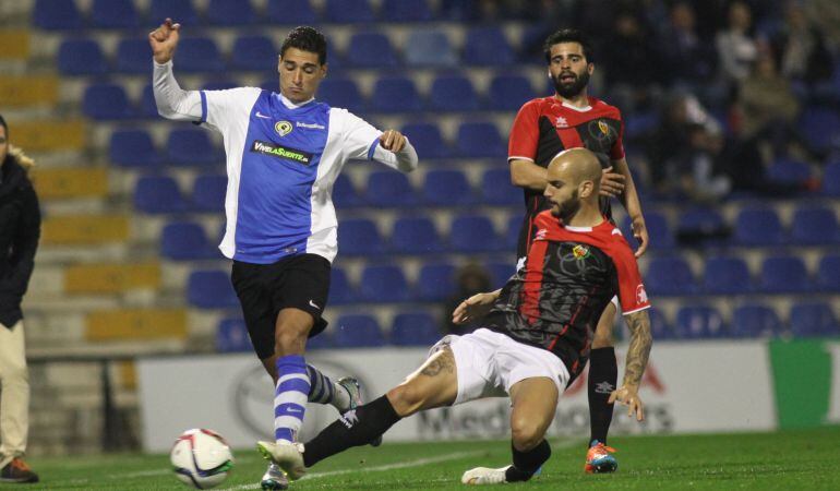 Nieto disputa un balón en el último partido