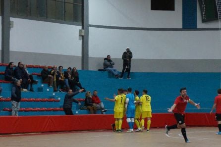 Partido con tensión en la grada