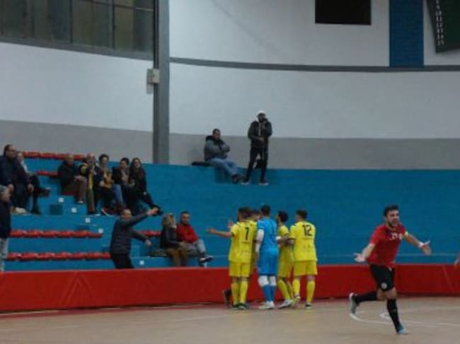 Partido con tensión en la grada