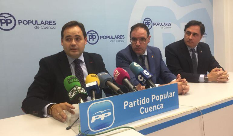 Francisco Núñez (i), junto a Benjamín Prieto y Ángel Mariscal (c), durante la rueda de prensa