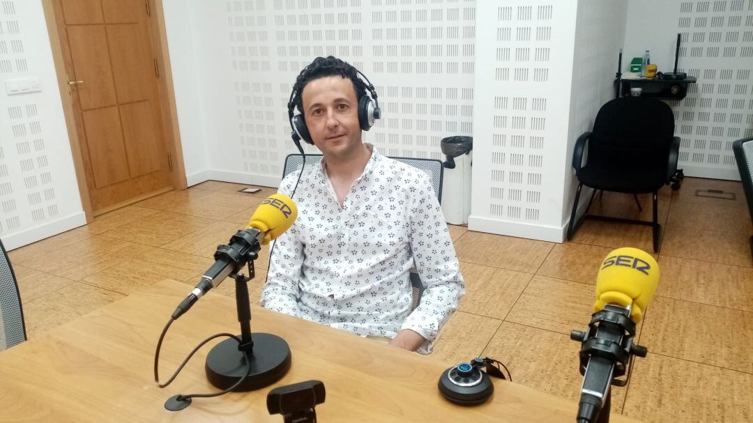 Florencio Gerena ante el micrófono del programa Hoy por Hoy Sevilla