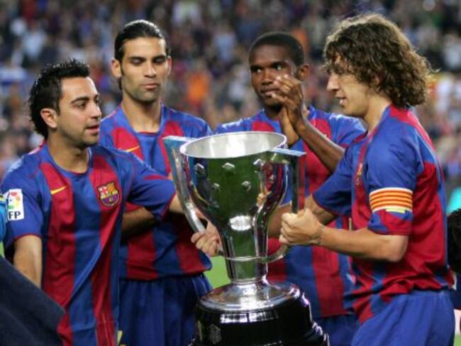 Xavi y Puyol con el trofeo de Liga