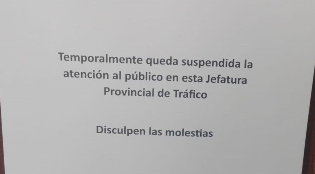 Cartel esta mañana en la Jefatura de Tráfico de Albacete
