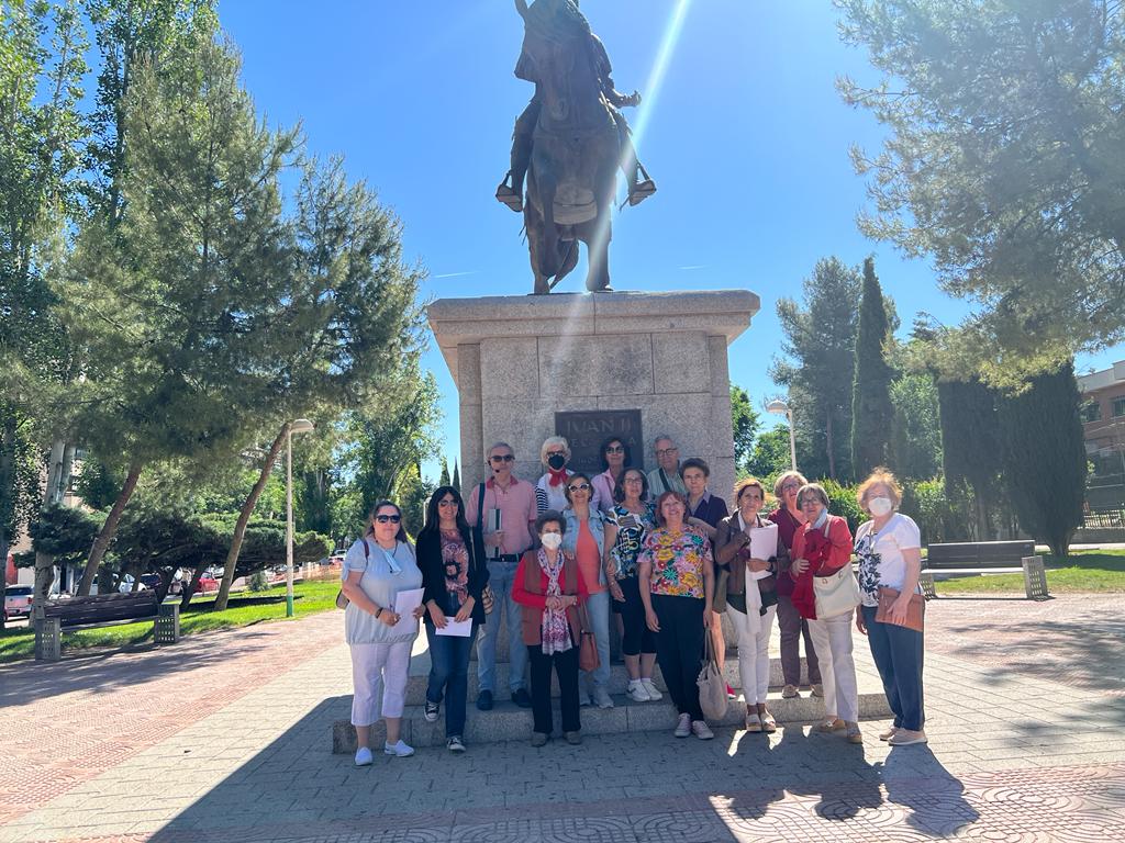 Mayores de Ciudad Real han participado este jueves en una visita guiada por los adoquines de la memoria