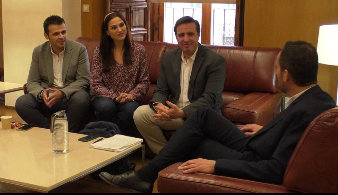 Herick Campos dialoga con el alcalde junto con dos concejales