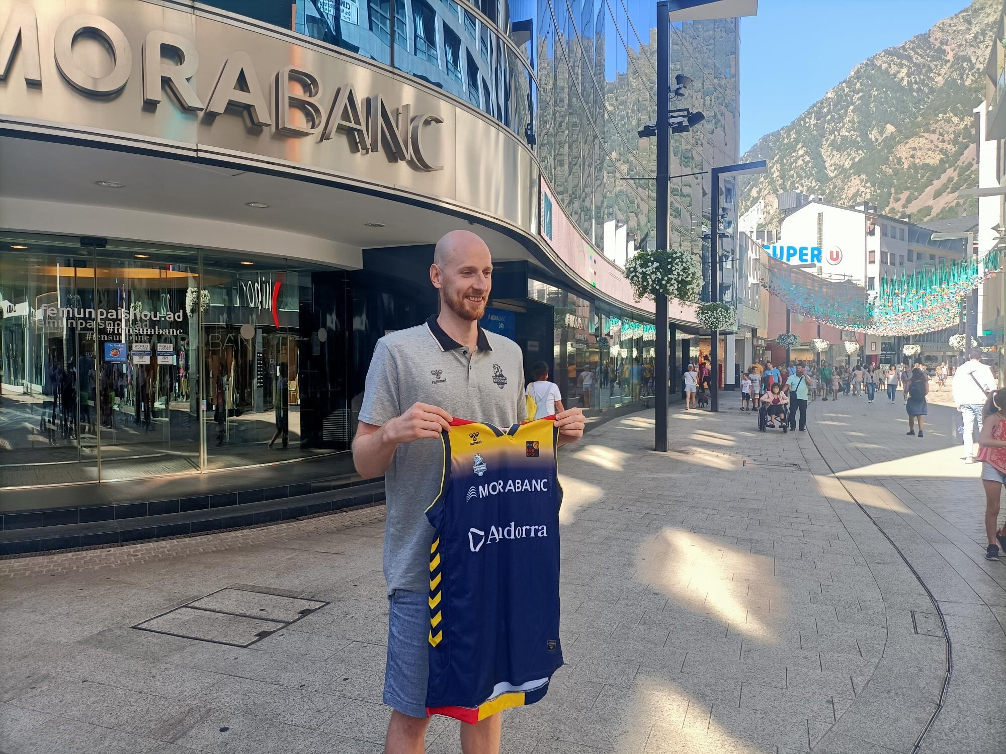Tomas Schreiner en el moment de la seva presentació.