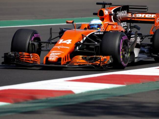 Fernando Alonso sobre el asfalto de México