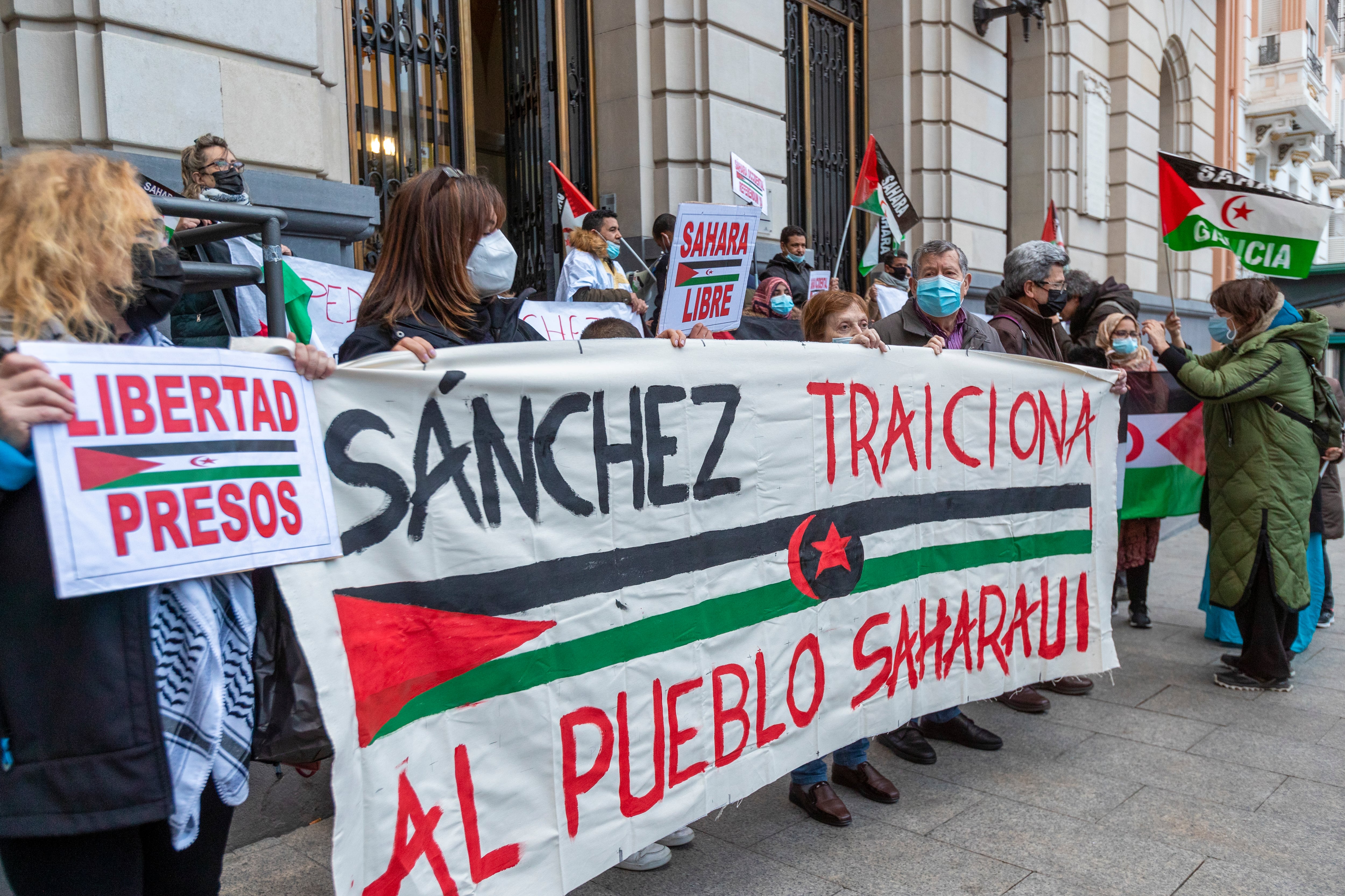 ZARAGOZA, 22/03/2022.- Um Draiga y la plataforma Saharagón se han concentrado esta tarde en Zaragoza como protesta a la decisión del Gobierno de España de aceptar para el Sáhara una solución autonómica bajo soberanía marroquí. EFE/ Javier Belver
