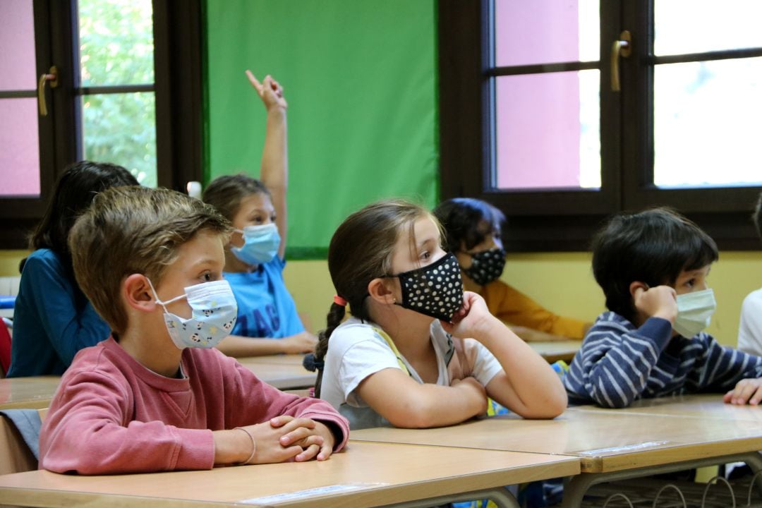 Un grup de nens i nenes a una aula de l'Escola Salardú
